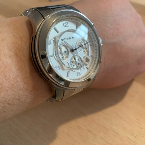 Michael Kors Oversized Watch - Picture 7 of 7